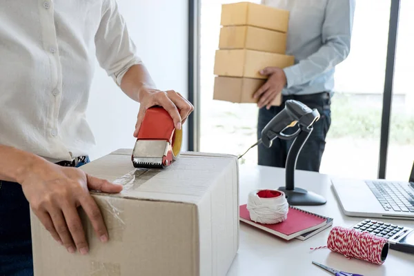 Jungunternehmer Kmu Erhalten Auftraggeber Und Arbeiten Mit Verpackung Sortierbox Lieferung — Stockfoto