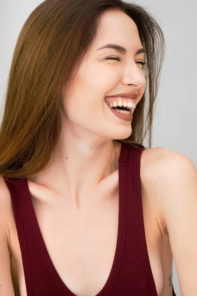 Schönes Lachen in der Nähe eines schönen Mädchens Nahaufnahme Porträt Stockbild