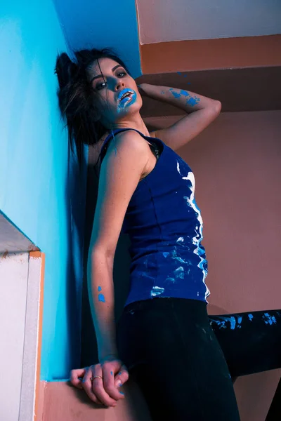 Kreatív lány csinál, művészet, kék festék, gyönyörű barna — Stock Fotó