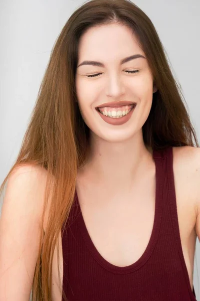 Schönes Lachen in der Nähe eines schönen Mädchens Nahaufnahme Porträt — Stockfoto