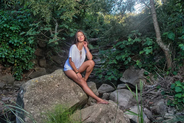 Femme hippie sur la forêt — Photo