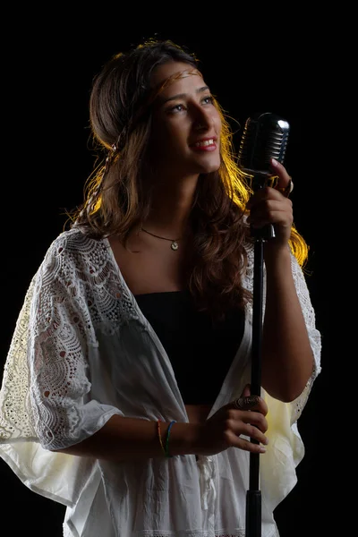 Mujer cantando retrato de estudio —  Fotos de Stock