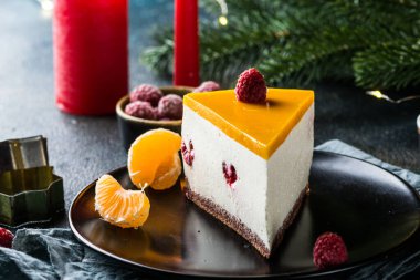 Kremalı mascarpone peynirli kek. New York peynirli keki. Noel tatlısı. Sağlıklı yiyecekler. Yaratıcı atmosfer dekorasyonu. Mumlar. Mango, ahududulu kek. Çocuk oyuncağı. Yeni yıl tatlısı.