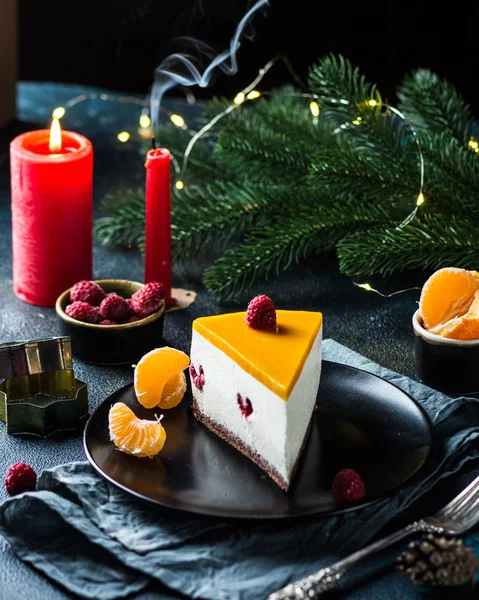 Kremalı mascarpone peynirli kek. New York peynirli keki. Noel tatlısı. Sağlıklı yiyecekler. Yaratıcı atmosfer dekorasyonu. Mumlar. Mango, ahududulu kek. Çocuk oyuncağı. Yeni yıl tatlısı. — Stok fotoğraf