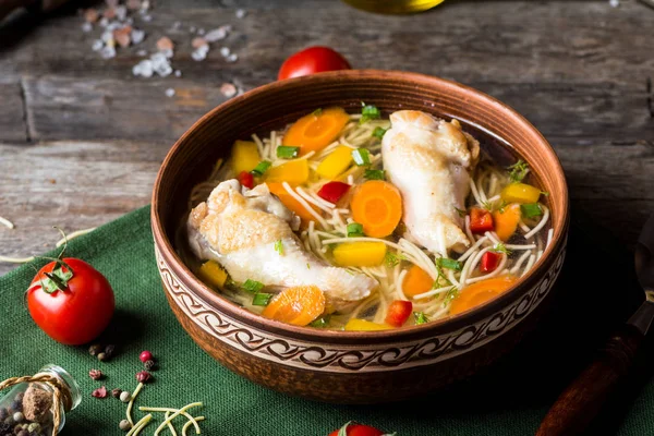 Sopa de pollo con verduras. Comida saludable. Plato tradicional. Plato de zanahoria. Sopa de pasta. sopa de minestrone — Foto de Stock