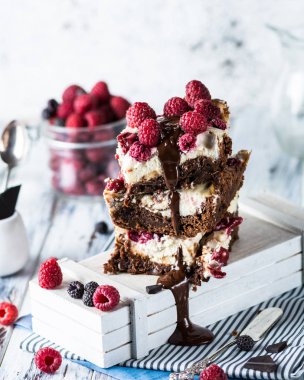 Tabağa ahududu istiflenmiş cheesecake brownie. Eriyen çikolata. Çocuk oyuncağı. Kek tatlısı. Kiraz ve ahududu. Sevgililer Günü. Kadınlar Günü 'nde. Bahar tatlısı. Yaz pastası