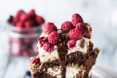 Tabağa ahududu istiflenmiş cheesecake brownie. Eriyen çikolata. Çocuk oyuncağı. Kek tatlısı. Kiraz ve ahududu. Sevgililer Günü. Kadınlar Günü 'nde. Bahar tatlısı. Yaz pastası