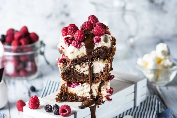 Tabağa ahududu istiflenmiş cheesecake brownie. Eriyen çikolata. Çocuk oyuncağı. Kek tatlısı. Kiraz ve ahududu. Sevgililer Günü. Kadınlar Günü 'nde. Bahar tatlısı. Yaz pastası