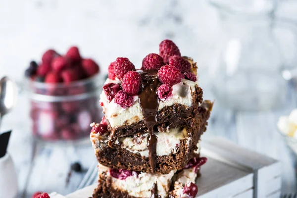 Tabağa ahududu istiflenmiş cheesecake brownie. Eriyen çikolata. Çocuk oyuncağı. Kek tatlısı. Kiraz ve ahududu. Sevgililer Günü. Kadınlar Günü 'nde. Bahar tatlısı. Yaz pastası