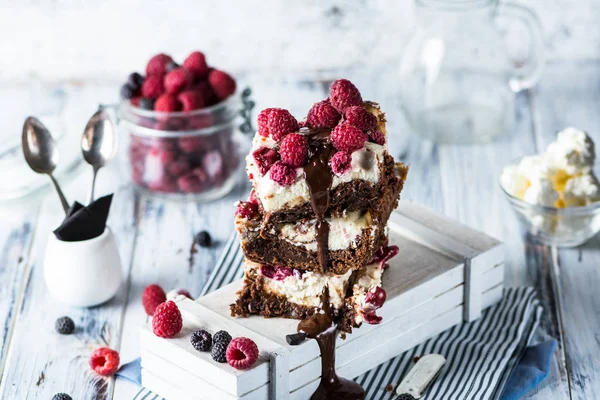 Tabağa ahududu istiflenmiş cheesecake brownie. Eriyen çikolata. Çocuk oyuncağı. Kek tatlısı. Kiraz ve ahududu. Sevgililer Günü. Kadınlar Günü 'nde. Bahar tatlısı. Yaz pastası