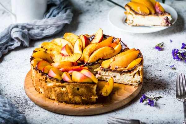 New York Cheesecake With peaches. Mascarpone cheesecake. Healthy food. Dessert with fruits. Summer cake. Still life of food. Piece of cake. — Stock Photo, Image