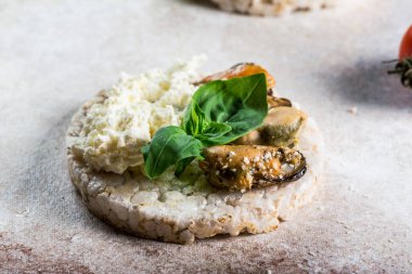 İçinde karides ve avokado olan pirinç kekleri. Deniz ürünleri atıştırması. Kızarmış ekmek, ekmek kırıntıları. diyet gıda konsepti. Fesleğen Sağlıklı yiyecekler. Sağlıklı kahvaltı. Kiraz domatesleri. Organik yiyecekler.