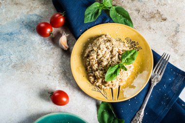 Fesleğenli yeşil tabakta domatesli risotto. İtalyan yemeği. Vegan gıda konsepti. İtalyan mutfağı. Domates tabağı. Sağlıklı yiyecekler. Yaz yemeği. Ev yemeği