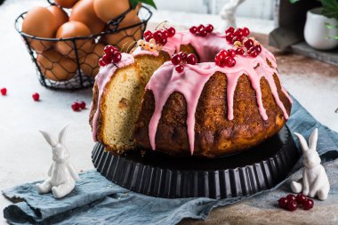 Paskalya pastası. Kulich keki. Geleneksel babka. Kutlama için tatlı. Paskalya konsepti. Panettone. Yemek, kadınlar günü, bahar yemeği, meyveli kek, Baba Au Rhum, brioche. Noel pastası..