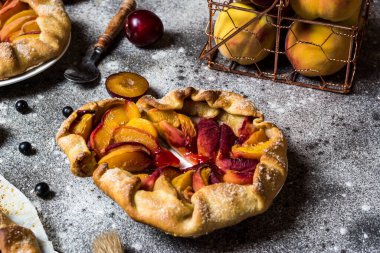 Böğürtlenli, ahududulu, böğürtlenli, böğürtlenli, elmalı ve kabuklu şekerli vejetaryen hamurlu. Vejetaryen yemeği. Sağlıklı yiyecekler. Şeftalili turta. Fahişe. Yaz yemeği, parşömen kağıdındaki yaz pastası.
