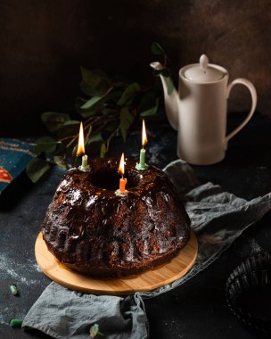 Çilekli çikolatalı pasta. Kek. Vejetaryen keki. Doğum günü pastası. Mumlu kek. Çocuk oyuncağı. Erimiş çikolata. Çikolatalı tatlı. Doğum günü kavramı