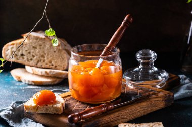 Kavanozda tatlı şeftali konservesi. Şeftali reçeli. Ev yapımı reçel. Tatlı tatlı. Şeftali reçeli. Vejetaryen yemeği. Vegan gıda konsepti. Sandviç.