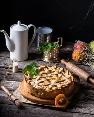 Lezzetli ev yapımı şeftalili tart, taze organik malzemelerden yapılmış. Şeftalili turta, meyveli turta, kayısılı turta, meyveli tatlı. Vejetaryen tatlı. Vejetaryen yemeği konsepti, çay partisi. Galette.