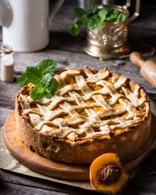 Lezzetli ev yapımı şeftalili tart, taze organik malzemelerden yapılmış. Şeftalili turta, meyveli turta, kayısılı turta, meyveli tatlı. Vejetaryen tatlı. Vejetaryen yemeği konsepti, çay partisi. Galette.