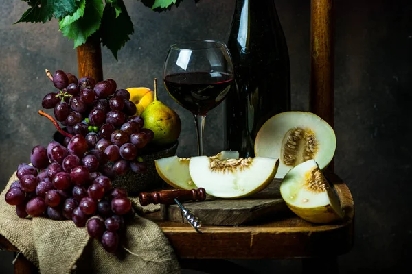 Garrafa Copo Vinho Tinto Uva Cortiça Cadeira Melão Pedaço Melão — Fotografia de Stock