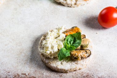 İçinde karides ve avokado olan pirinç kekleri. Deniz ürünleri atıştırması. Kızarmış ekmek, ekmek kırıntıları. diyet gıda konsepti. Fesleğen Sağlıklı yiyecekler. Sağlıklı kahvaltı. Kiraz domatesleri. Organik yiyecekler.