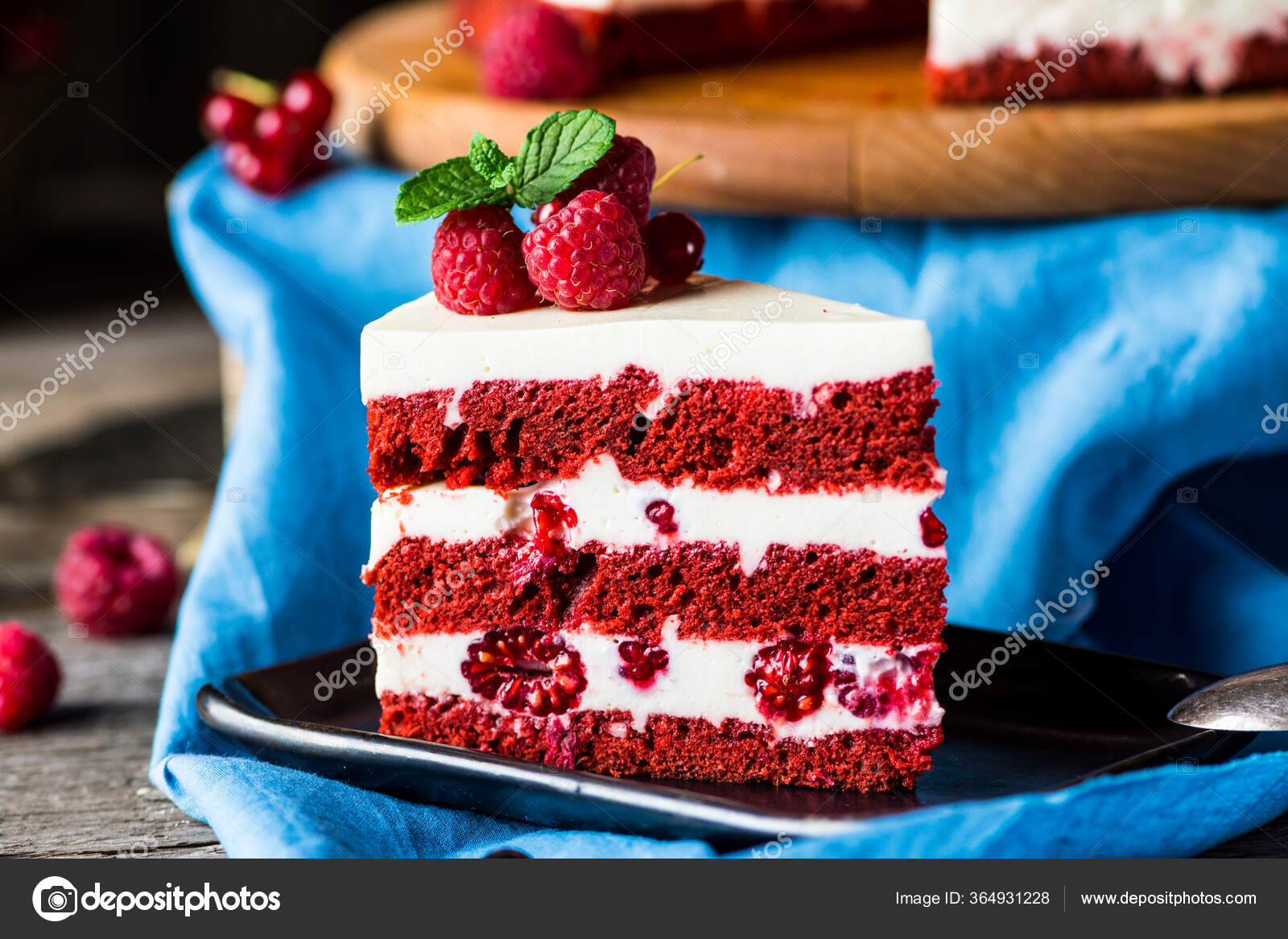 Morceau De Gâteau De Velours Rouge Festif Sur Piédestal Avec