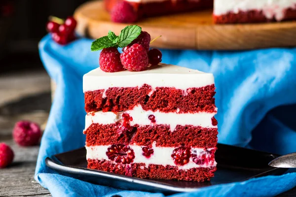 Pastel Terciopelo Rojo Sobre Tabla Madera Una Rebanada Pastel Tarta — Foto de Stock