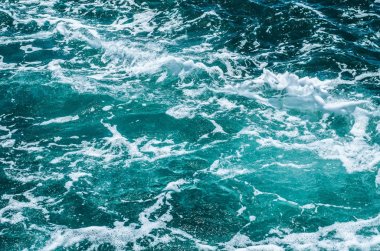 Denizin masmavi köpüklü yüzey