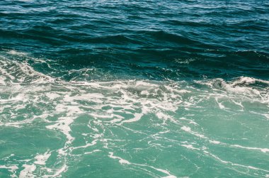 Yeşil ve masmavi denizin yüzeyine