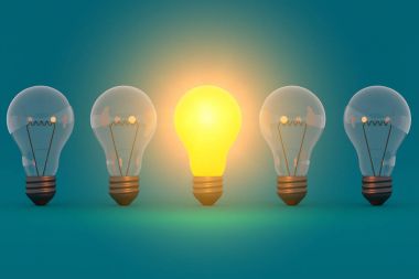 Mavi yeşil zemin üzerine fikir kavramı parlayan ampul