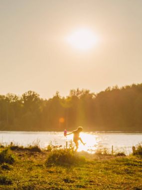 Küçük çocuk güneşli oda çalışır