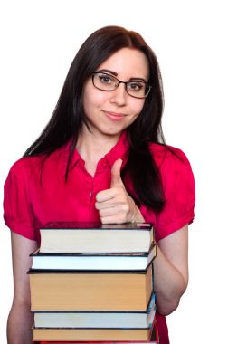 Gözlük ve beyaz arka plan üzerinde izole kitap yığını ile genç gülümseyen kız