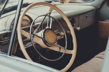 Direksiyon simidi ve içerideki retro Sovyet arabanın iç