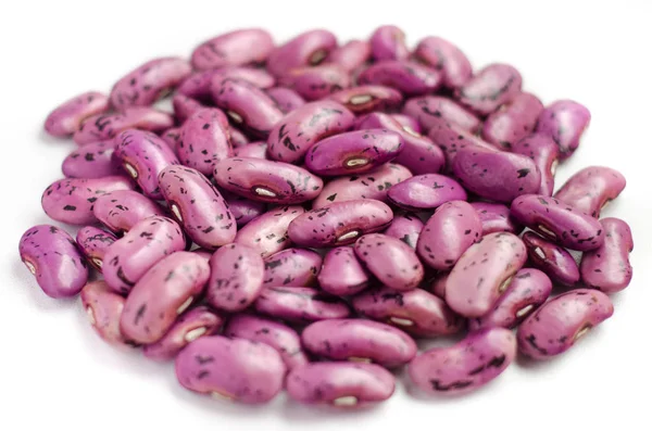 Hoop gespikkelde paarse kidney bonen op witte achtergrond — Stockfoto