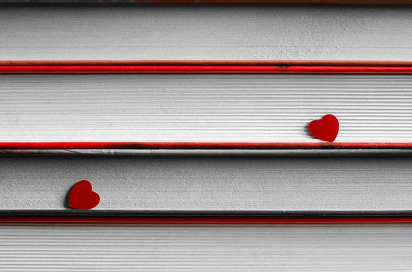 Два сердца на стопке книг. — стоковое фото