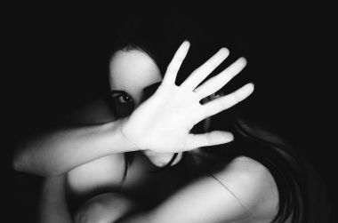 Genç kadın dur taciz jesti siyah beyaz gösterir.