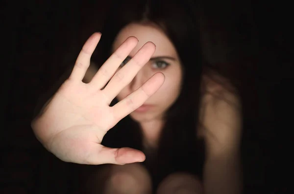 Молода жінка показує жест припинення домагань — стокове фото