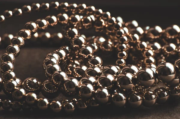 Collar de perlas de oro sobre fondo oscuro —  Fotos de Stock