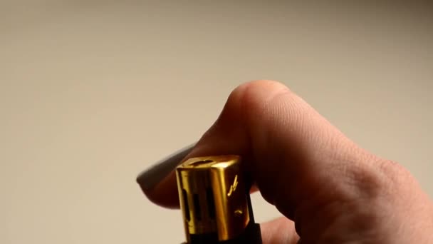 Doigt plus léger feu brûlant vif sur fond clair 