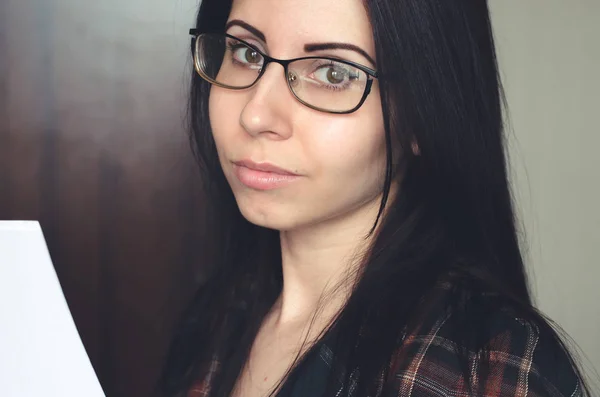 Ung affärskvinna med glasögon innehar ett dokument — Stockfoto