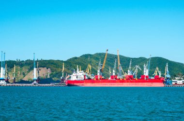 Büyük kırmızı gemi tersane marine arka plan üzerinde