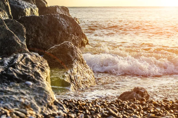 Kayalık deniz kıyısı ve köpüklü Denizi