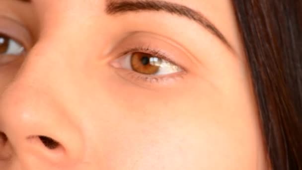 年轻的白种黑发妇女使用吸管在棕色眼睛反对过敏或 Conjuctivitis — 图库视频影像