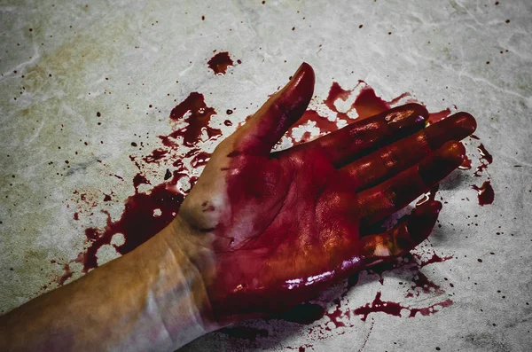 血の水たまりの中で殺された人の手 殺人の被害者の概念 — ストック写真