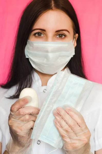 Жінка Лікар Тримає Шматок Мила Медичну Маску Профілактика Різних Вірусних — стокове фото