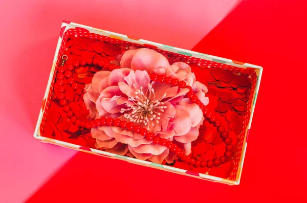 Kleine Geschenkschachtel Mit Blume Kleinen Herzen Und Perlen Auf Duotonrotem — Stockfoto