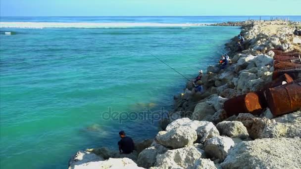 Loví rybáři, rybáři sedí na kameny. Krásné pozadí, záběry přírody, lidé na kamenech. Asie. Indonésie. — Stock video