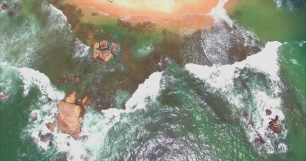 Океанские волны Камни. Шри-Ланка. Запись с воздуха. Природный фон с помощью дрона — стоковое видео