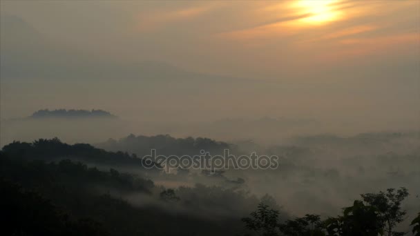 Vista sobre el templo de Borobudur en el timelapse de la salida del sol. Indonesia. Java. naturaleza fondo — Vídeo de stock