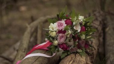 Düğün buket gül ve Peonies günlükleri kereste yakın çekim arasında. Gelin buketi